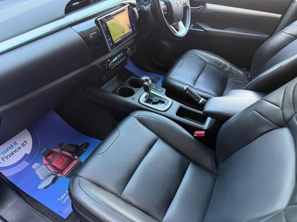 Toyota Hilux 2.4 D-4D Invincible Auto 4WD Euro 6 (s/s) 4dr (TSS) at 11th