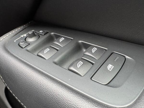 Volvo XC60 2.0 D4 Inscription Auto AWD Euro 6 (s/s) 5dr at 28th