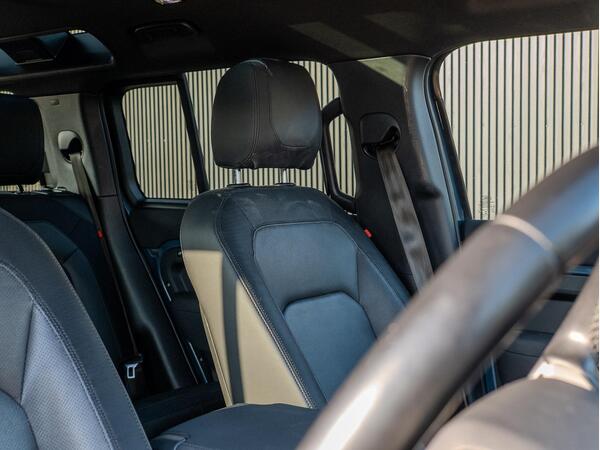 LAND ROVER DEFENDER X-DYNAMIC SE D MHEV A - Image 37