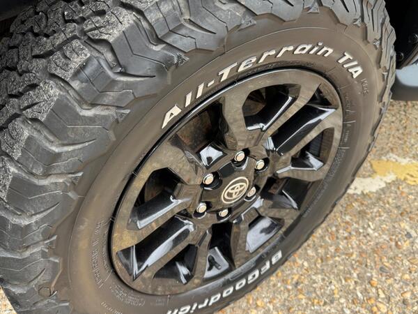 Toyota Hilux 2.8 D-4D Invincible X 4WD Euro 6 (s/s) 4dr at 24th