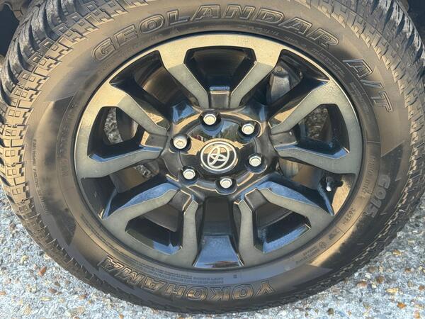 Toyota Hilux 2.8 D-4D Invincible X Auto 4WD Euro 6 (s/s) 4dr at 32th