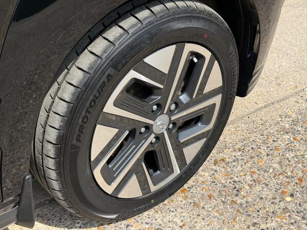 Hyundai KONA 64kWh Premium Auto 5dr (10.5kW Charger)