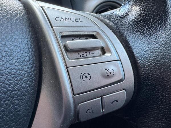 Nissan Navara 2.3 dCi N-Guard 4WD Euro 6 (s/s) 4dr at 37th