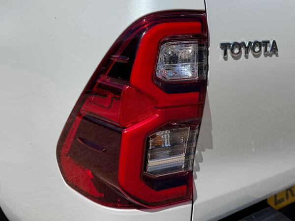 Toyota Hilux 2.8 D-4D Invincible X Auto 4WD Euro 6 (s/s) 4dr at 47th