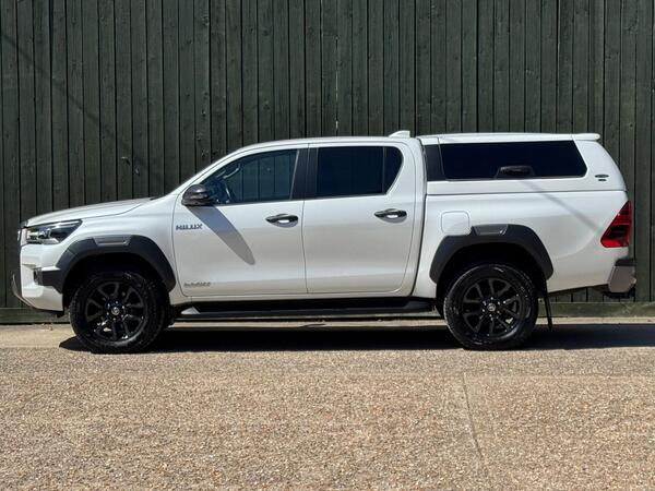 Toyota Hilux 2.8 D-4D Invincible X Auto 4WD Euro 6 (s/s) 4dr at 9th