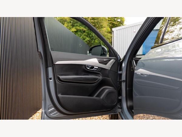 VOLVO XC90 R-DESIGN B5 MHEV AWD AUTO - Image 18