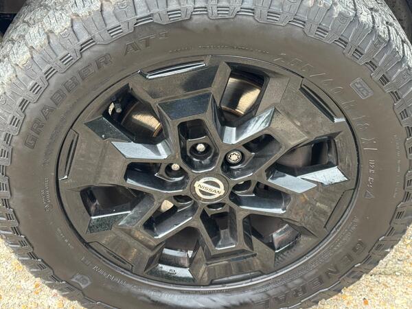 Nissan Navara 2.3 dCi N-Guard Auto 4WD Euro 6 4dr at 27th