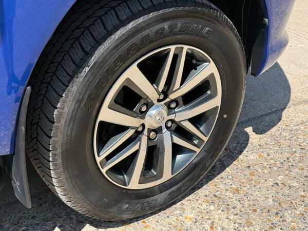 Toyota Hilux 2.4 D-4D Invincible Auto 4WD Euro 6 (s/s) 4dr (TSS) at 37th