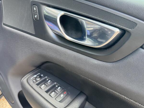 Volvo XC60 2.0 T4 Edition Auto Euro 6 (s/s) 5dr at 41th