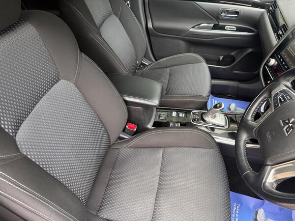 Mitsubishi Outlander 2.4h TwinMotor 13.8kWh Design CVT 4WD Euro 6 (s/s) 5dr at 25th