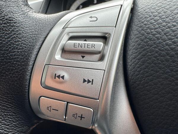 Nissan Navara 2.3 dCi N-Guard Auto 4WD Euro 6 4dr at 32th