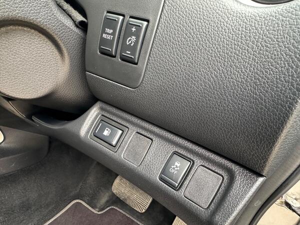 Nissan Navara 2.3 dCi N-Guard Auto 4WD Euro 6 4dr at 19th