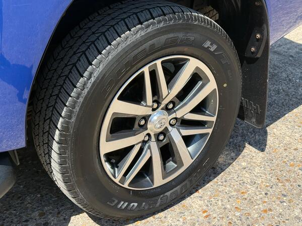 Toyota Hilux 2.4 D-4D Invincible Auto 4WD Euro 6 (s/s) 4dr (TSS) at 33th