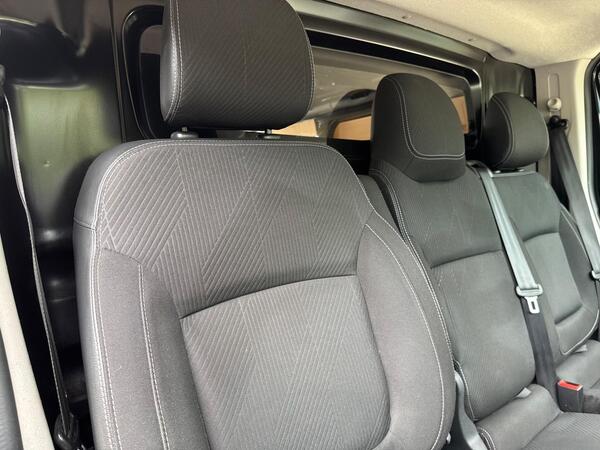 Renault Trafic 2.0 dCi ENERGY 28 Sport SWB Standard Roof Euro 6 (s/s) 5dr at 4th