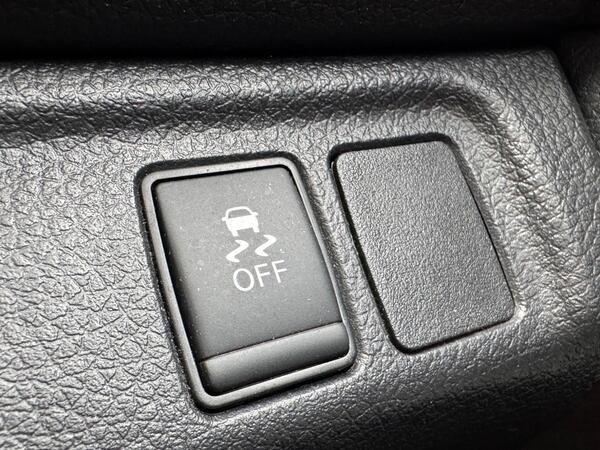 Nissan Navara 2.3 dCi N-Guard Auto 4WD Euro 6 4dr at 24th