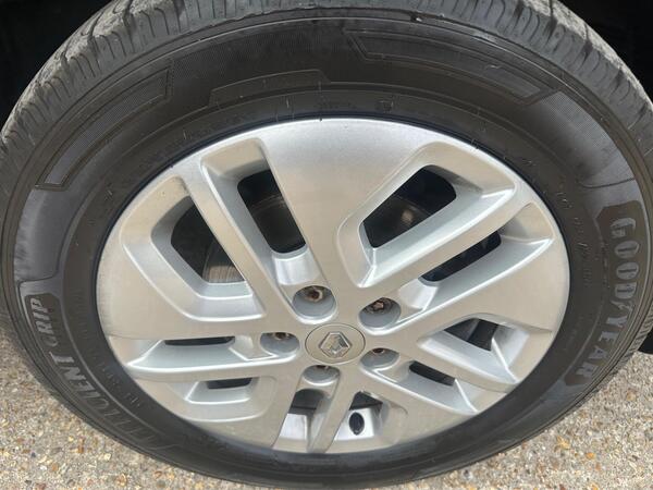 Renault Trafic 2.0 dCi ENERGY 28 Sport SWB Standard Roof Euro 6 (s/s) 5dr at 22th