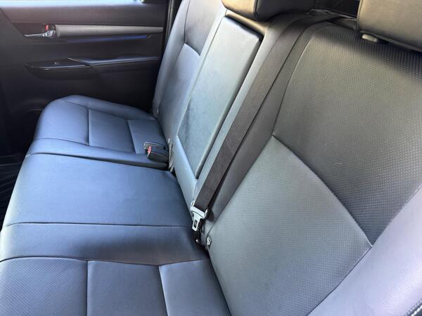 Toyota Hilux 2.8 D-4D Invincible X Auto 4WD Euro 6 (s/s) 4dr at 18th
