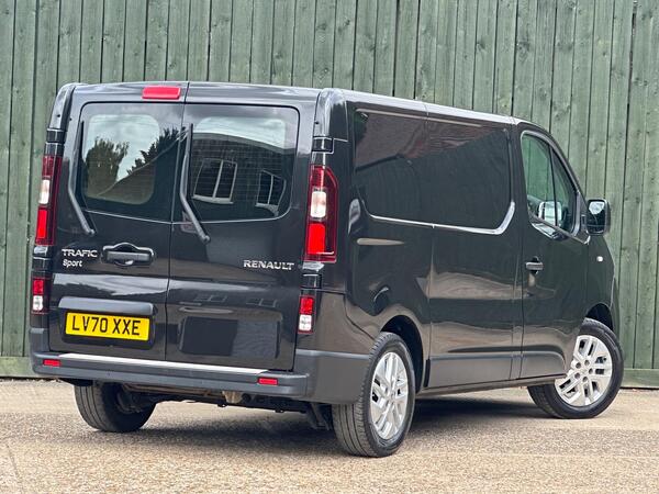 Renault Trafic 2.0 dCi ENERGY 28 Sport SWB Standard Roof Euro 6 (s/s) 5dr at 3th
