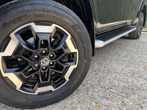 Nissan Navara 2.3 dCi Tekna 4WD Euro 6 (s/s) 4dr at 29th
