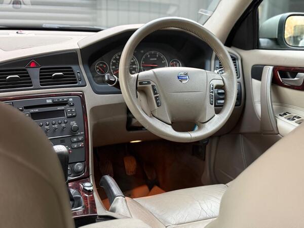Volvo V70 2.4 D5 SE 5dr - Image 2