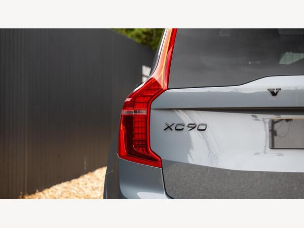 VOLVO XC90 R-DESIGN B5 MHEV AWD AUTO - Image 12