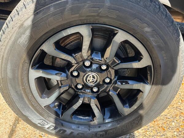 Toyota Hilux 2.8 D-4D Invincible X Auto 4WD Euro 6 (s/s) 4dr at 30th