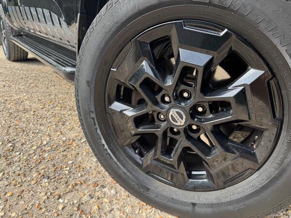 Nissan Navara 2.3 dCi N-Guard Auto 4WD Euro 6 4dr at 36th