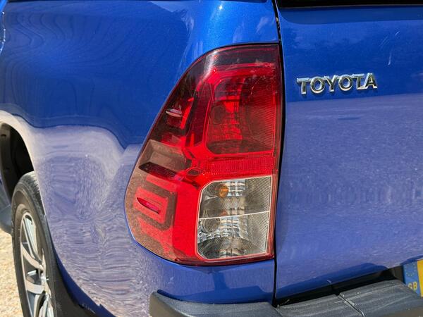 Toyota Hilux 2.4 D-4D Invincible Auto 4WD Euro 6 (s/s) 4dr (TSS) at 43th