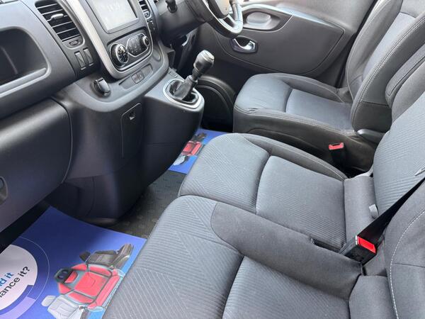 Renault Trafic 2.0 dCi ENERGY 28 Black Edition SWB Standard Roof Euro 6 (s/s) 5dr at 14th