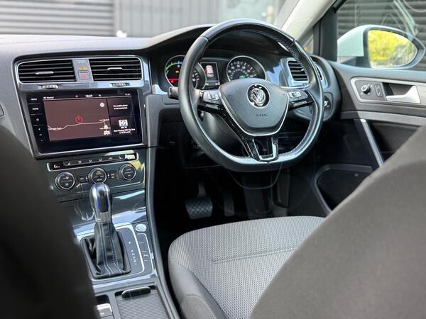 Volkswagen e-Golf 35.8kWh e-Golf Auto 5dr - Image 2