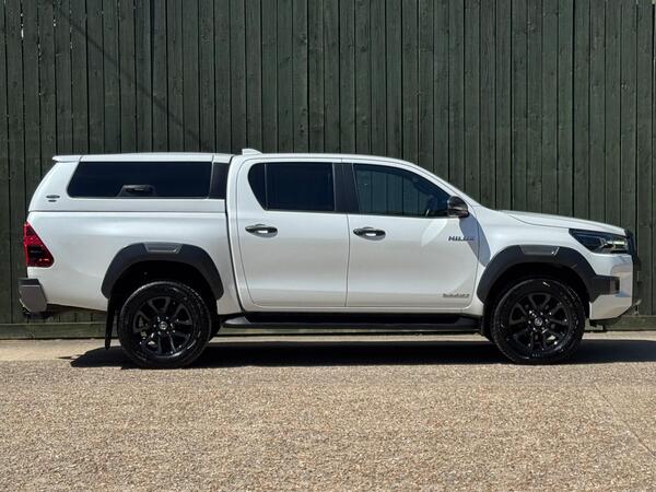 Toyota Hilux 2.8 D-4D Invincible X Auto 4WD Euro 6 (s/s) 4dr at 17th