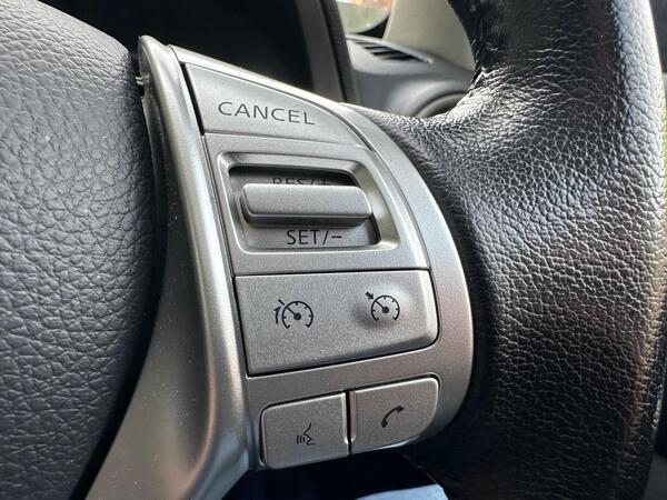 Nissan Navara 2.3 dCi N-Guard Pickup Double Cab 4dr Diesel Auto 4WD Euro 6 (190 ps)