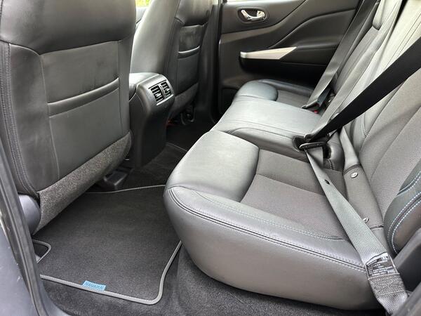 Nissan Navara 2.3 dCi N-Guard Pickup Double Cab 4dr Diesel Auto 4WD Euro 6 (190 ps)