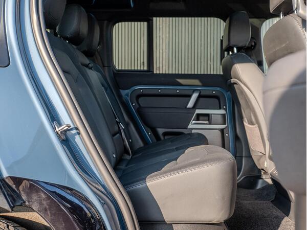 LAND ROVER DEFENDER X-DYNAMIC SE D MHEV A - Image 38