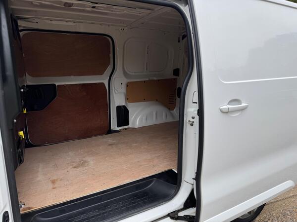 Peugeot Expert 2.0 BlueHDi 1400 Professional Plus Standard Panel Van MWB Euro 6 (s/s) 6dr at 43th