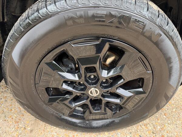 Nissan Navara 2.3 dCi N-Guard Auto 4WD Euro 6 4dr at 25th