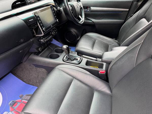 Toyota Hilux 2.8 D-4D Invincible X Auto 4WD Euro 6 (s/s) 4dr at 10th