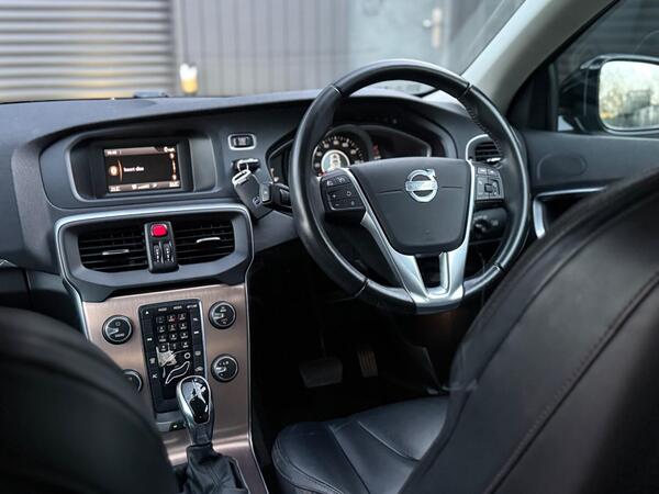 Volvo V40 Cross Country 1.6 D2 Lux Powershift Euro 5 (s/s) 5dr - Image 2