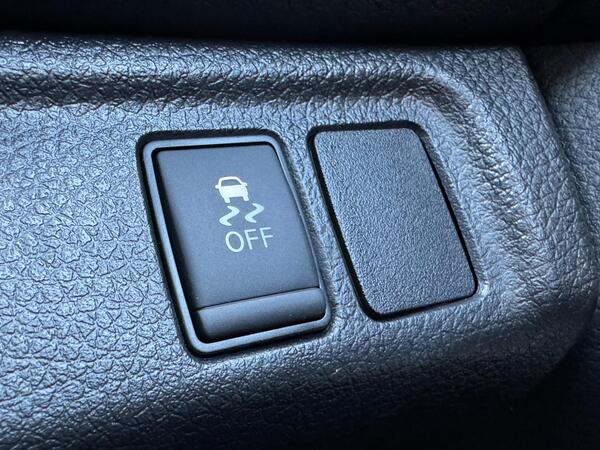 Nissan Navara 2.3 dCi N-Guard Auto 4WD Euro 6 4dr at 44th