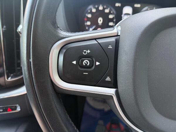 Volvo XC60 2.0 D4 Momentum Auto Euro 6 (s/s) 5dr at 32th