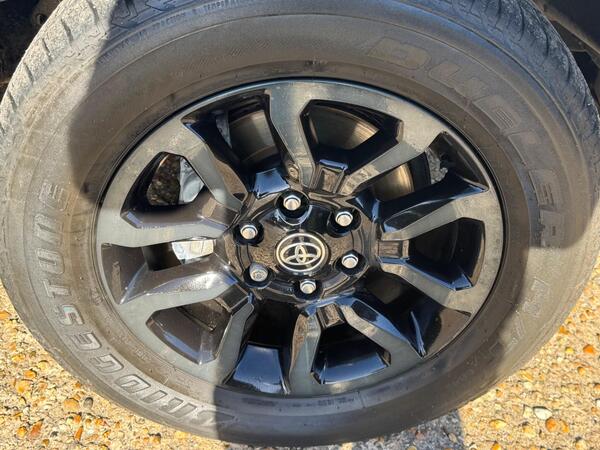 Toyota Hilux 2.8 D-4D Invincible X Auto 4WD Euro 6 (s/s) 4dr at 28th
