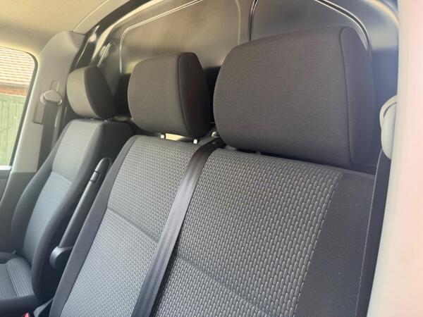 Volkswagen Transporter 2.0 TDI T30 Highline FWD SWB Euro 6 (s/s) 5dr at 29th