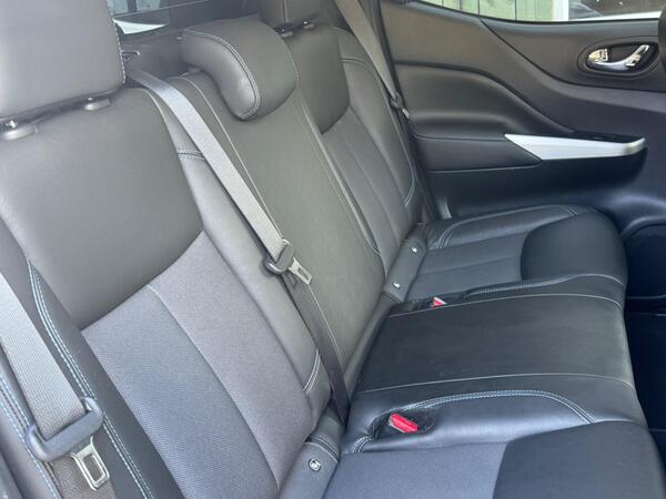 Nissan Navara 2.3 dCi N-Guard Auto 4WD Euro 6 4dr at 35th