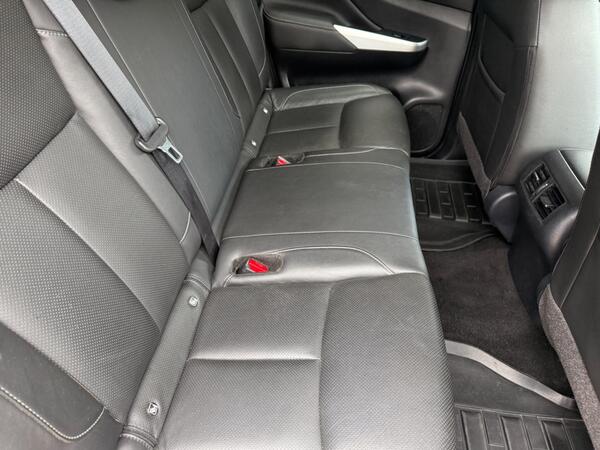 Nissan Navara 2.3 dCi Tekna Auto 4WD Euro 6 4dr at 18th