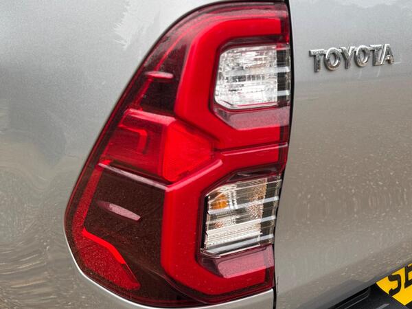 Toyota Hilux 2.8 D-4D Invincible X Auto 4WD Euro 6 (s/s) 4dr at 49th