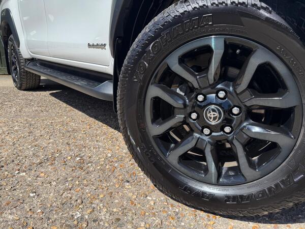 Toyota Hilux 2.8 D-4D Invincible X Auto 4WD Euro 6 (s/s) 4dr at 35th