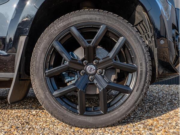 LAND ROVER DEFENDER X-DYNAMIC SE D MHEV A - Image 31