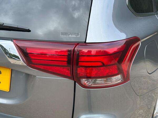 Mitsubishi Outlander 2.4h TwinMotor 13.8kWh Design CVT 4WD Euro 6 (s/s) 5dr at 39th