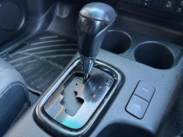 Toyota Hilux 2.8 D-4D Invincible X Auto 4WD Euro 6 (s/s) 4dr at 37th