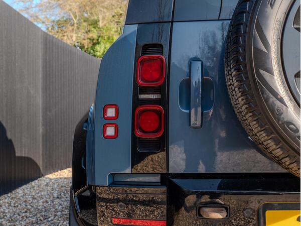 LAND ROVER DEFENDER X-DYNAMIC SE D MHEV A - Image 8